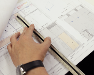 開発推進本部では、主に積算・発注・調整・現場管理などを行なっています。